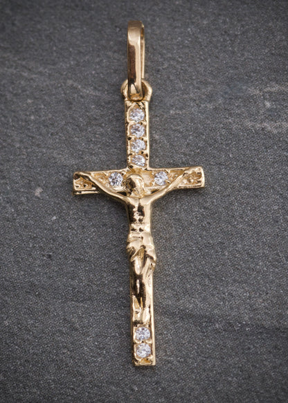 Dije cristo con swarovski blanco 0.9gr / Largo 2.7cm / Oro Amarillo Nac B