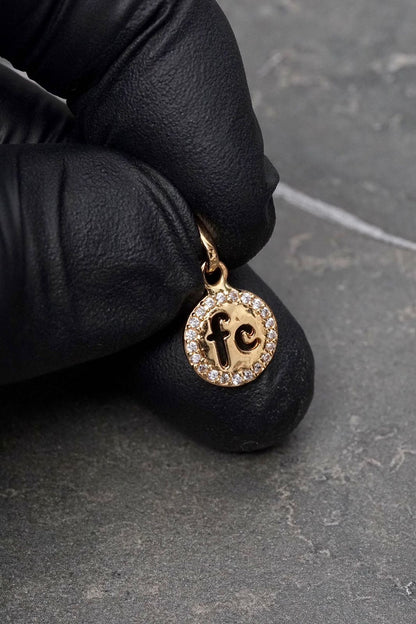 Dije fe con swarovski blanco 1gr / Largo 1.7cm — Oro Amarillo
