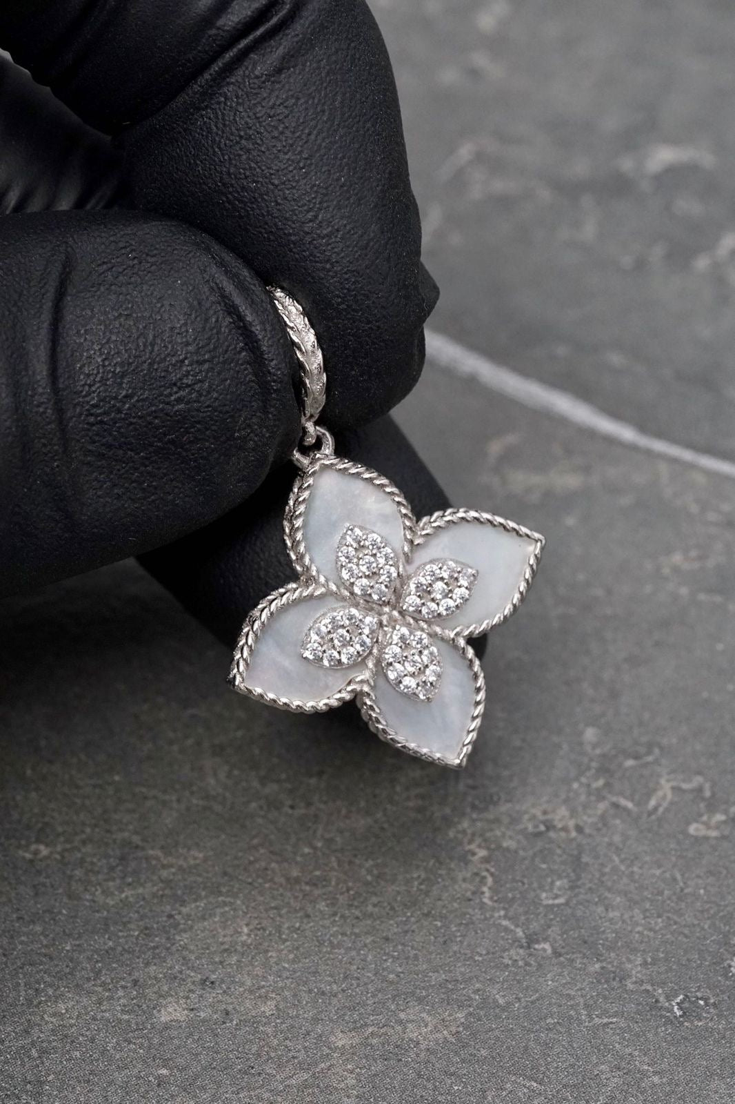 Dije lucky clover piedra blanca con swarovski 2.75gr / Largo 3cm — Oro Blanco
