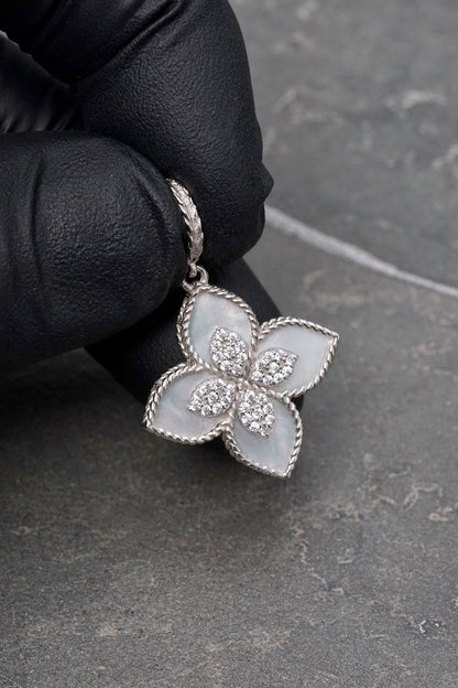 Dije lucky clover piedra blanca con swarovski 2.75gr / Largo 3cm — Oro Blanco