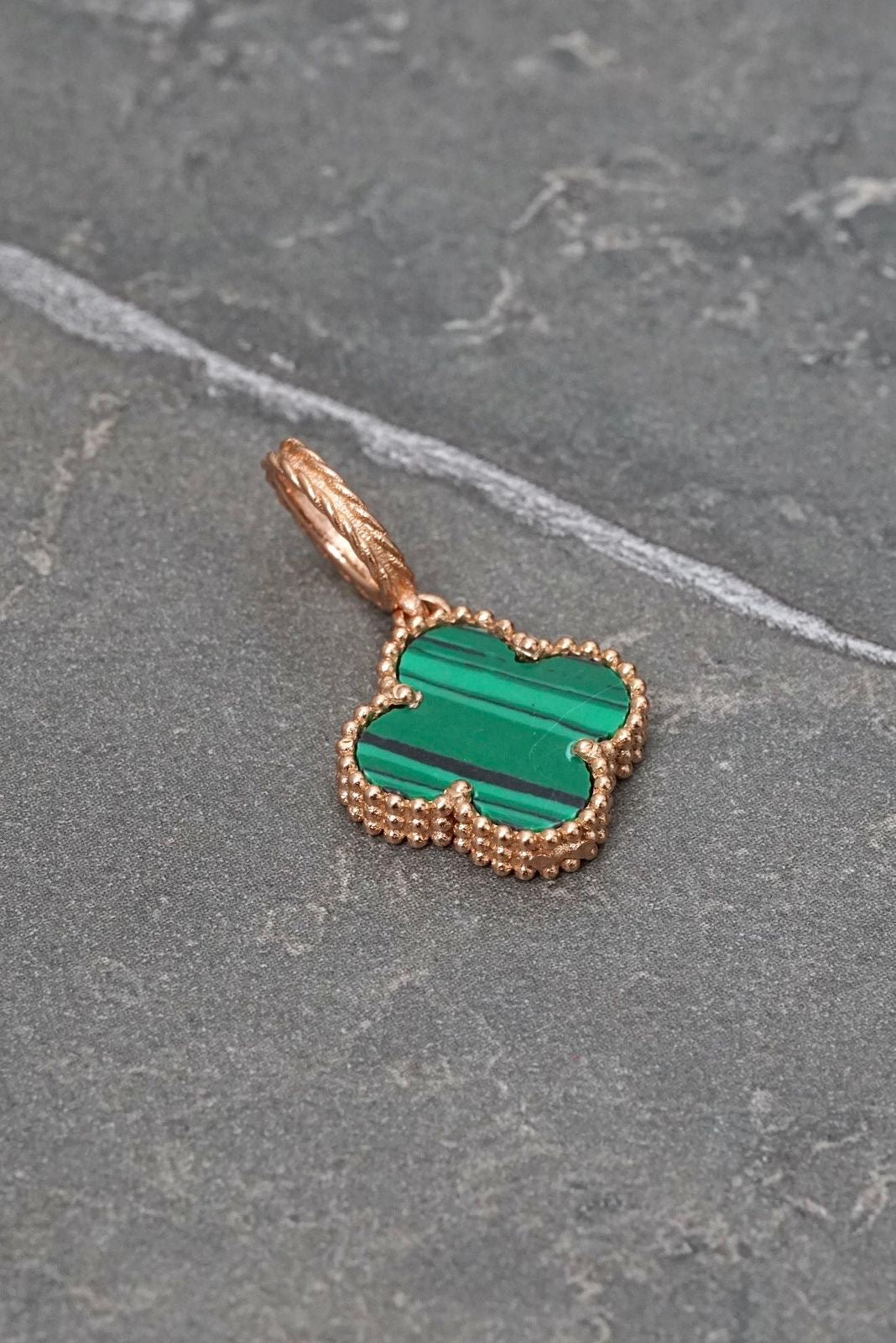 Dije lucky clover piedra verde 1.75gr / Largo 2.3cm — Oro Rosado