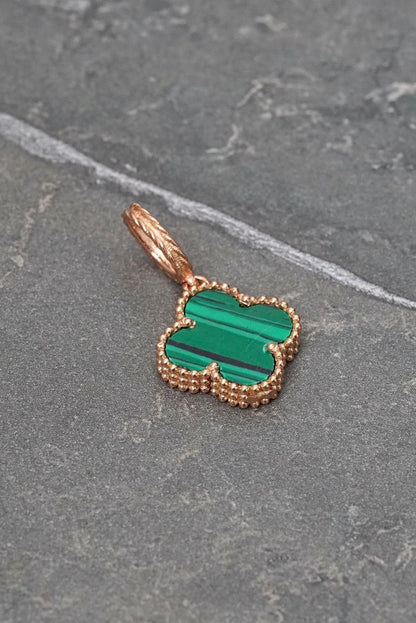 Dije lucky clover piedra verde 1.75gr / Largo 2.3cm — Oro Rosado