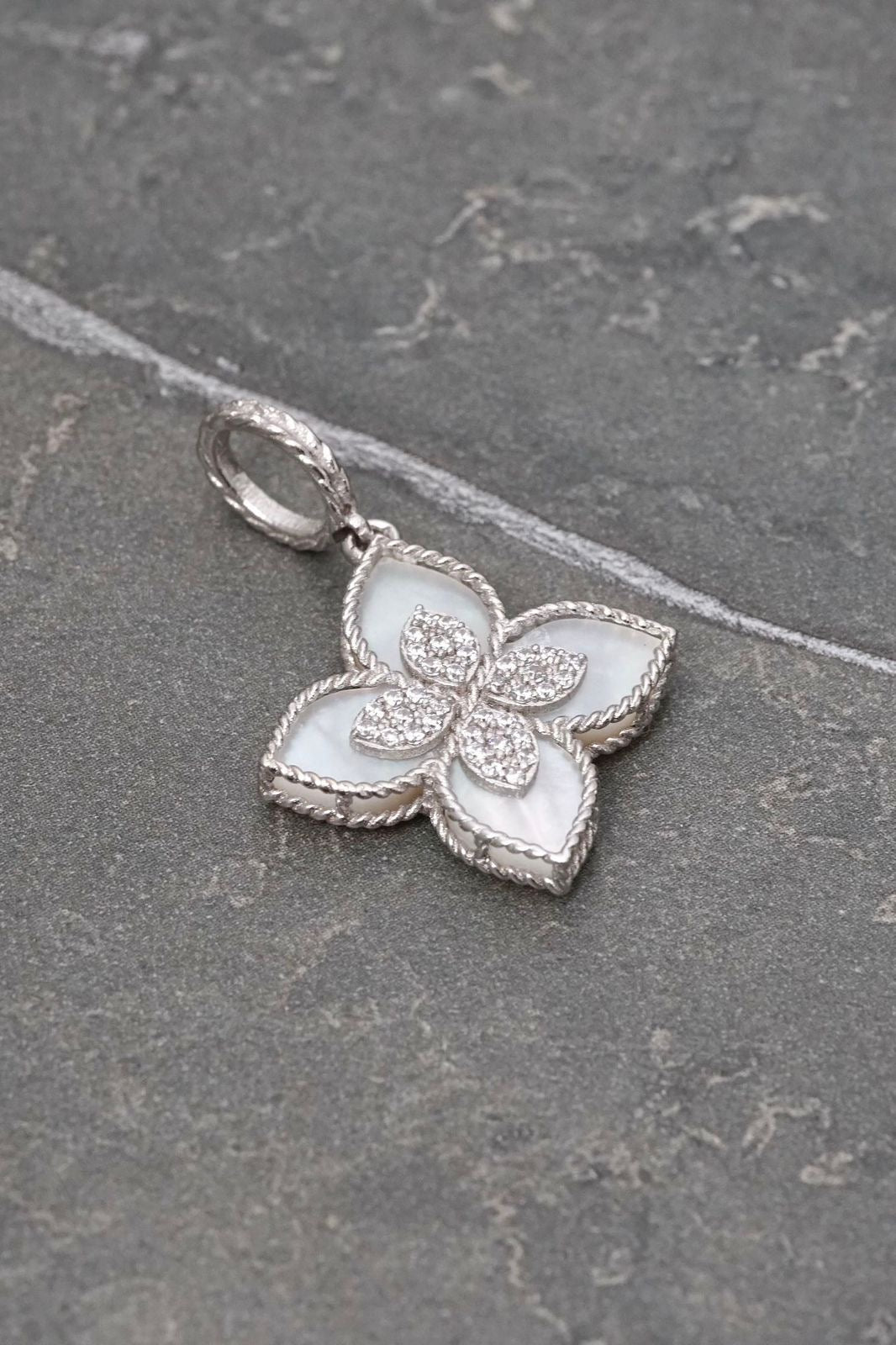 Dije lucky clover piedra blanca con swarovski 2.75gr / Largo 3cm — Oro Blanco