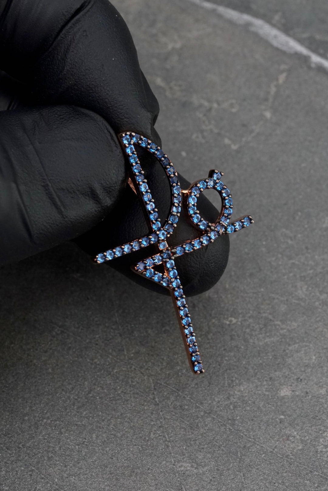 Dije fe con swarovski azul 2.8gr / Largo 3.7cm — Oro Rosado