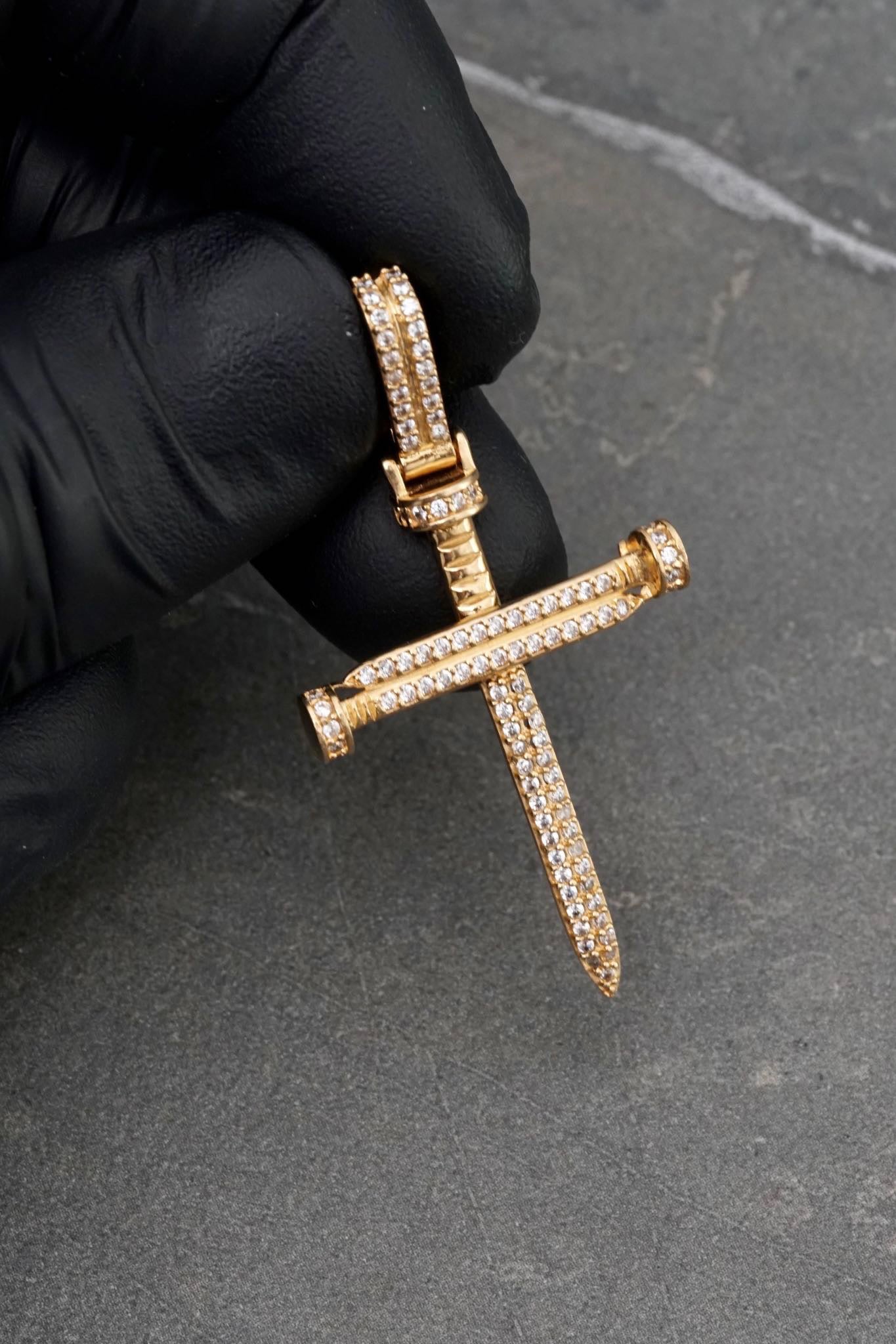 Dije cruz clavo con swarovski blanco 4.1gr / Largo 4.6cm / Oro Amarillo Nac P