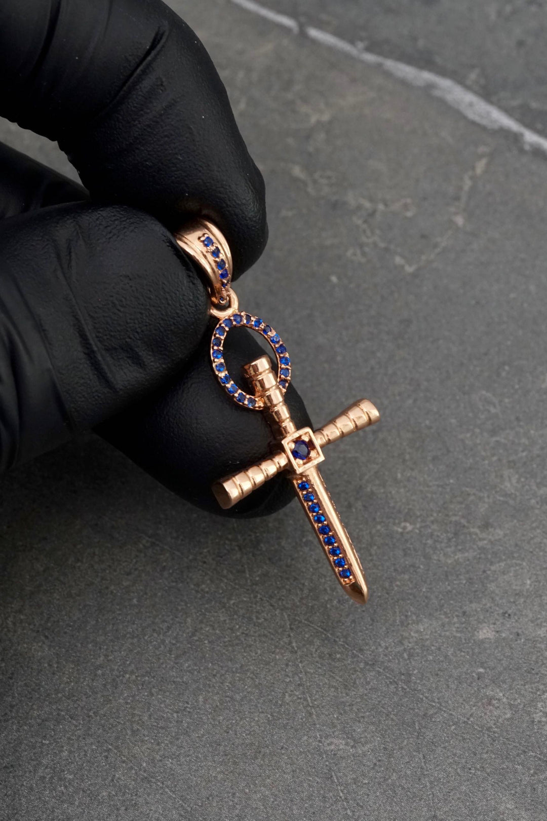 Dije cruz clavo con swarovski azul  3.55gr / Largo 4.2cm — Oro Rosado