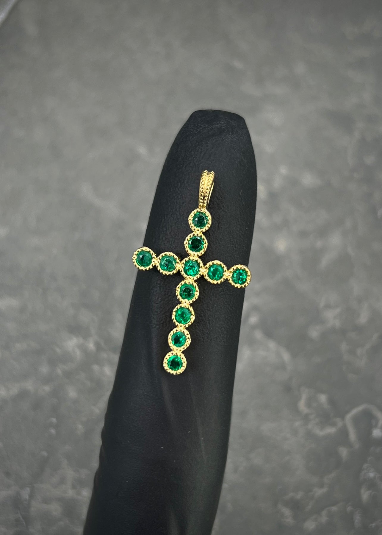 Dije cruz con 38pts de esmeraldas 1.6gr / Largo 2.6cm / Oro Amarillo (Joya) M