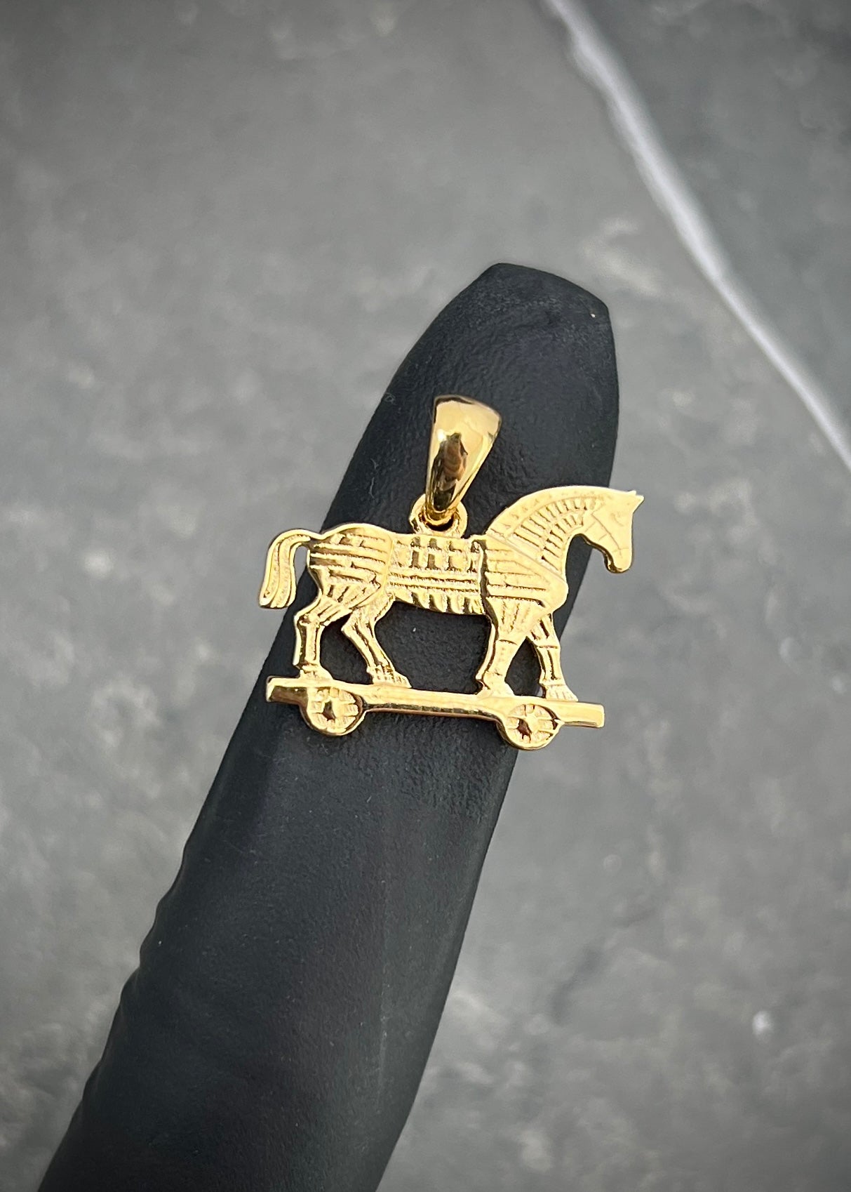 Dije caballo 3.9gr / Largo 1.7cm / Oro Amarillo Nac M