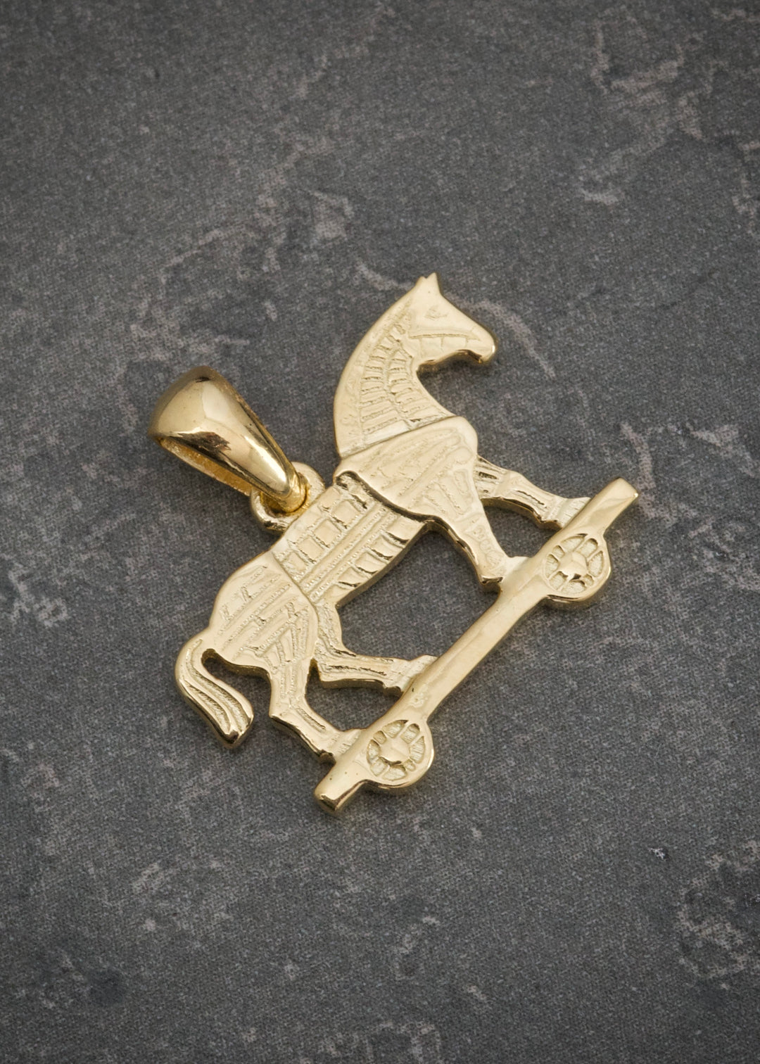 Dije caballo 3.9gr / Largo 1.7cm — Oro Amarillo