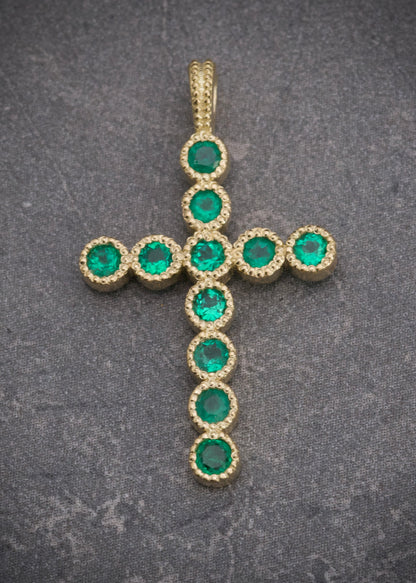 Dije cruz con 38pts de esmeraldas 1.65gr / Largo 2.6cm / Oro Amarillo (Joya) M
