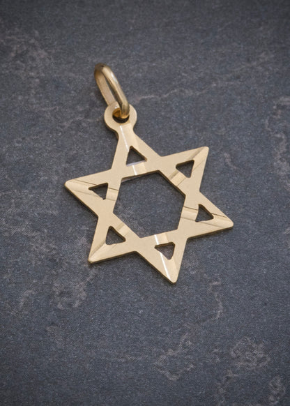 Dije Estrella de David 1.3gr / 2.5cm / 15.9mm — Oro Amarillo