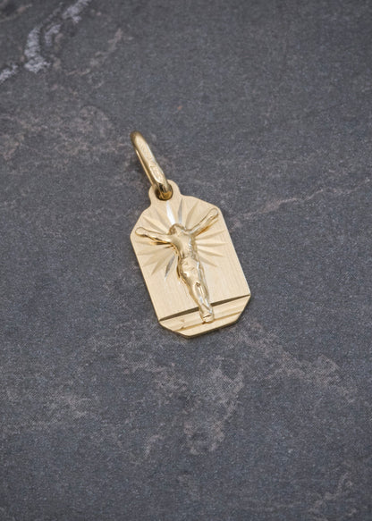 Dije Cristo Diamantado 1.25gr / 2cm / 8.5mm — Oro Amarillo