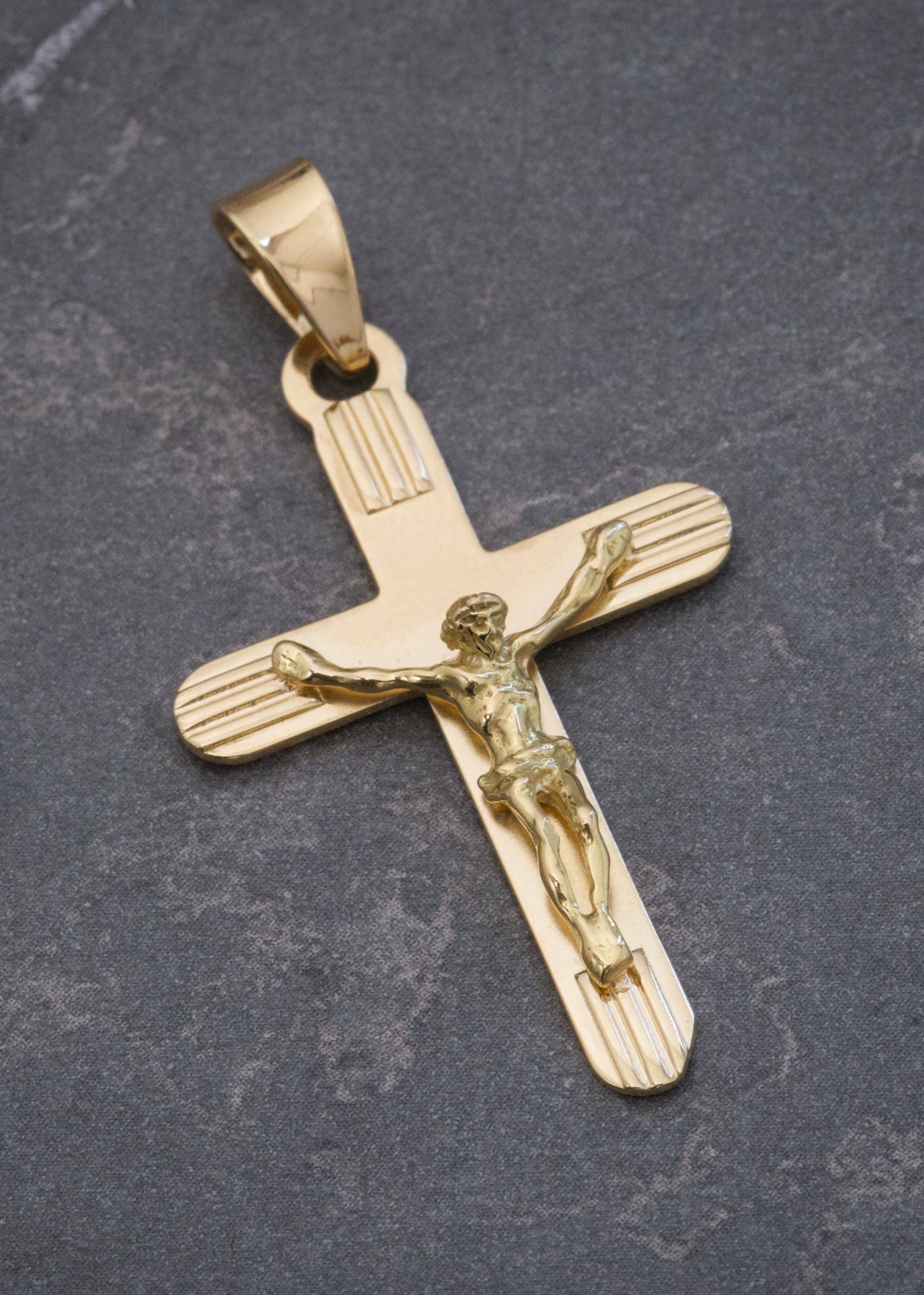 Dije Cristo 3.75gr / 4cm / 22.5mm — Oro Amarillo