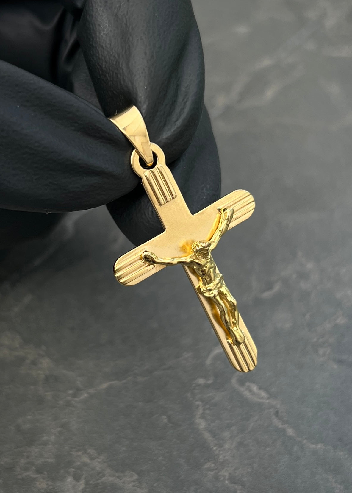 Dije Cristo 3.75gr / 4cm / 22.5mm — Oro Amarillo