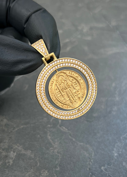 Dije San Benito con Swarovski Blanco 8.05gr / 3.9cm / 28.5mm — Oro Amarillo