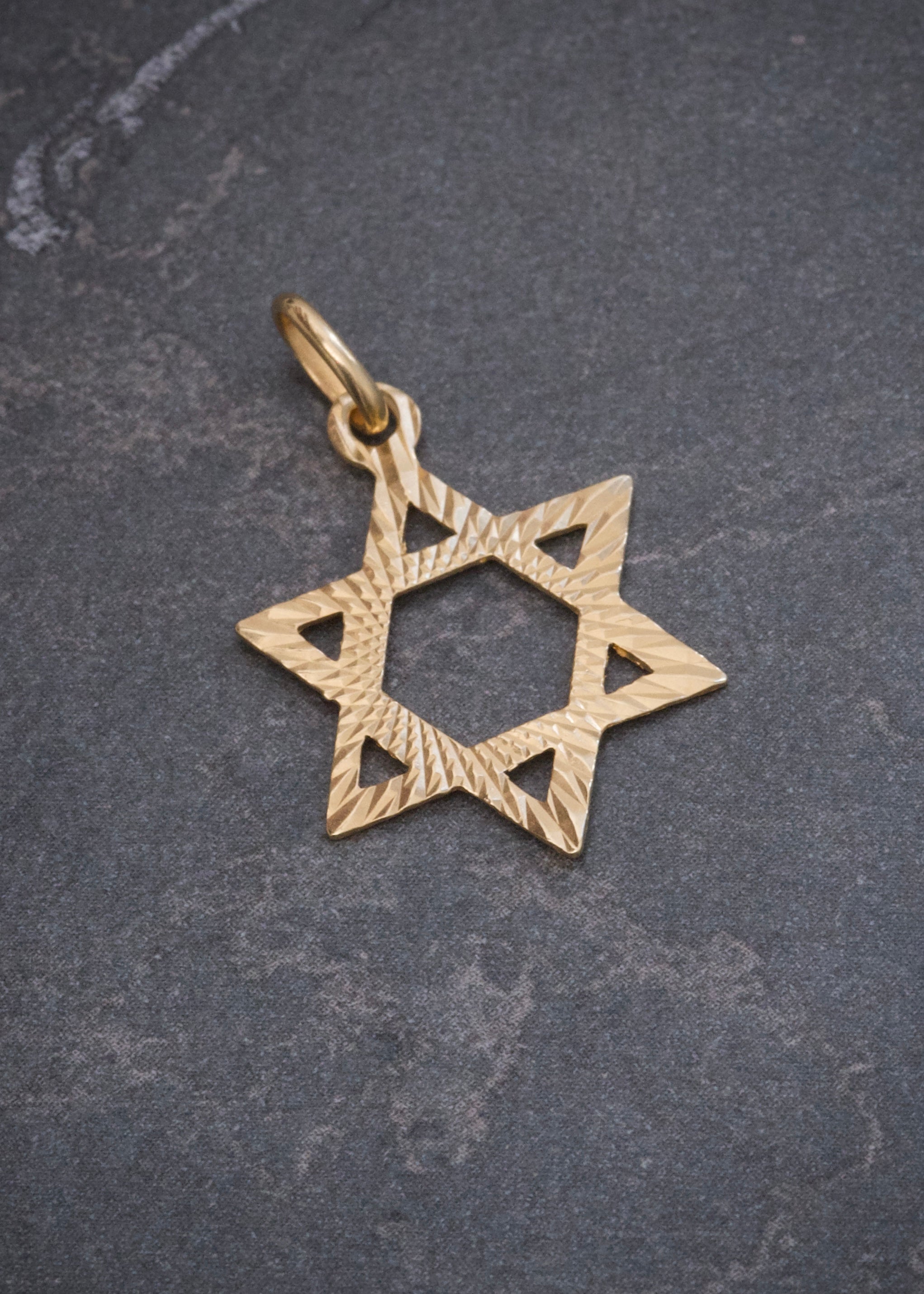 Dije Estrella de David Diamantada 0.8gr / 2.5cm / 15.9mm — Oro Amarillo
