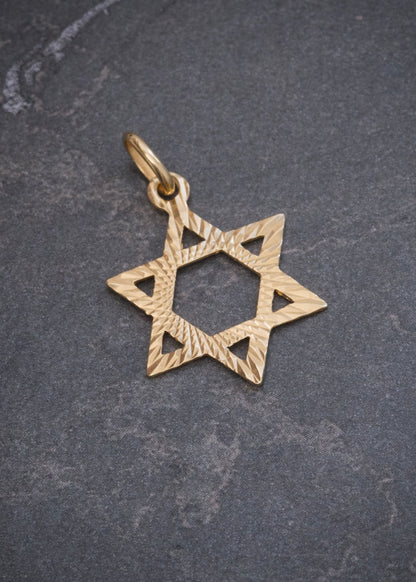 Dije Estrella de David Diamantada 0.8gr / 2.5cm / 15.9mm — Oro Amarillo