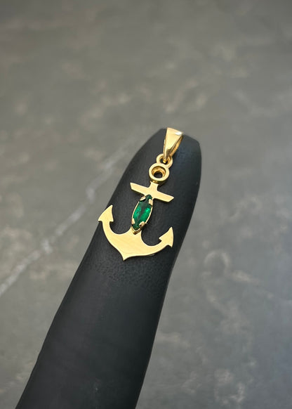Dije Ancla con Swarovski Verde 1.3gr / 2.5cm / 13.2mm — Oro Amarillo