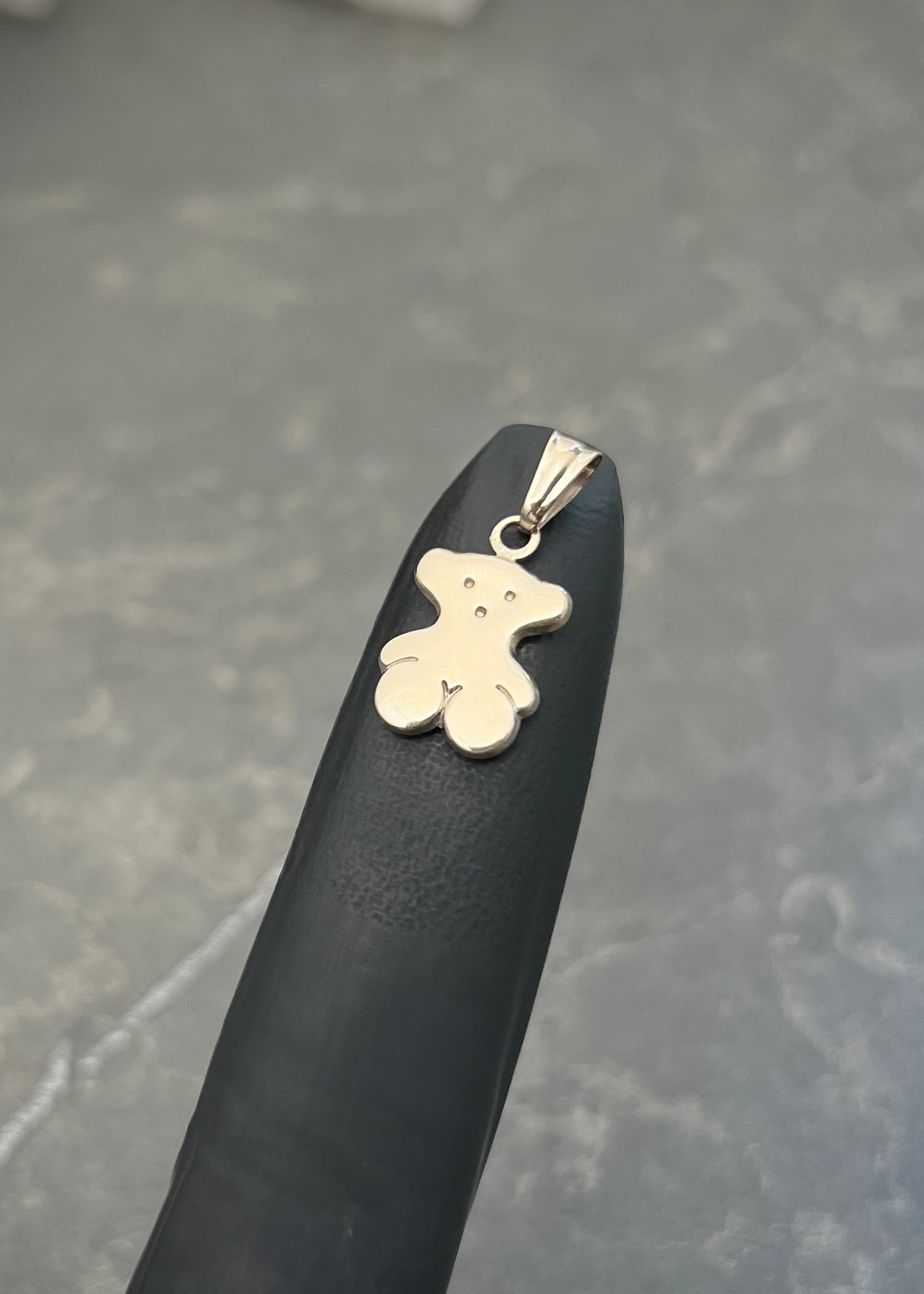 Dije Oso Th 0.9gr / 2cm / 10.1mm — Oro Blanco