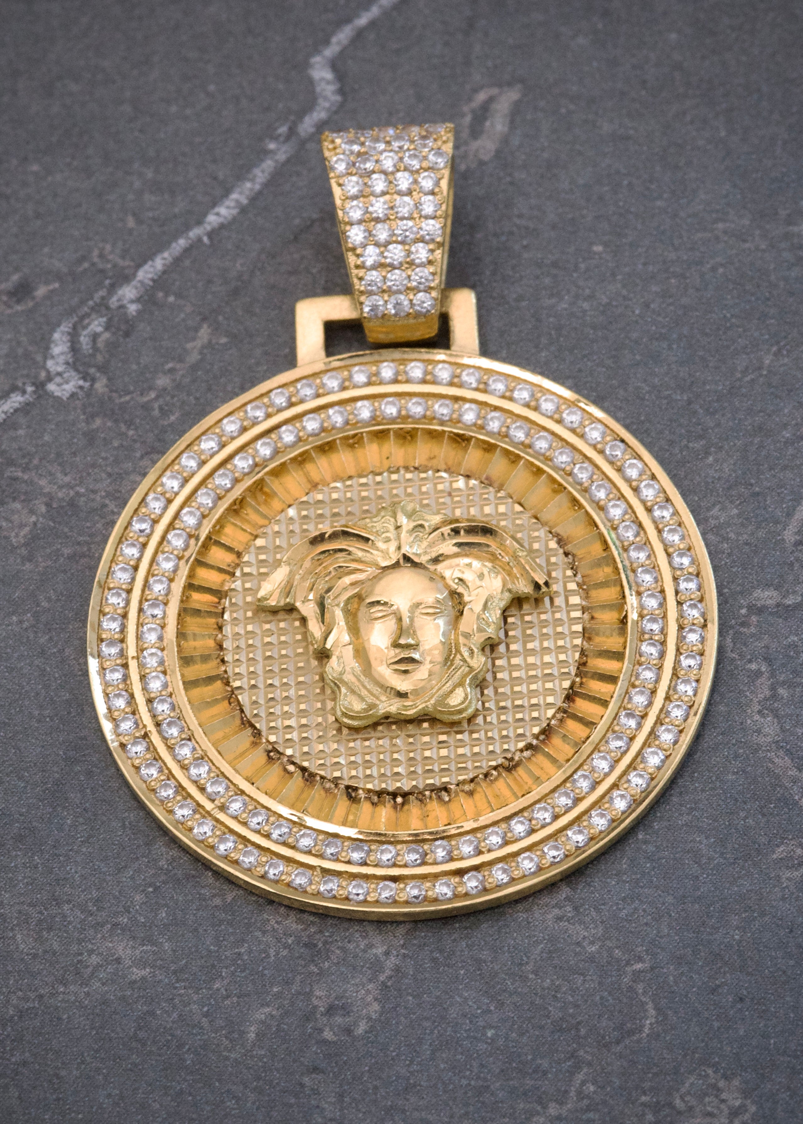 Dije Medusa con Swarovski Blanco 14.1gr / 4.5cm / 33.5mm — Oro Amarillo