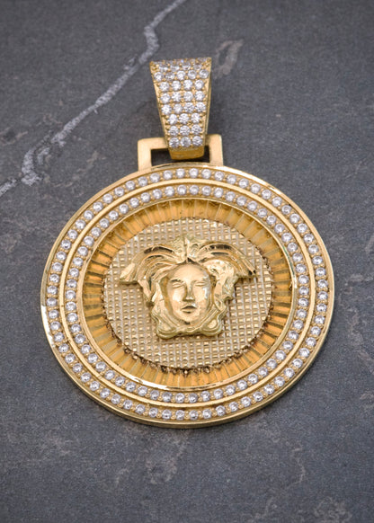 Dije Medusa con Swarovski Blanco 14.1gr / 4.5cm / 33.5mm — Oro Amarillo