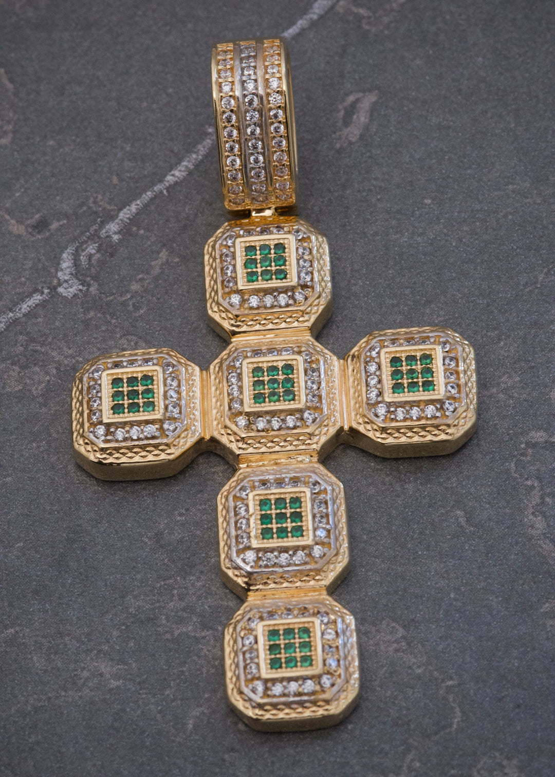 Dije Cruz con Swarovski Verde y Blanco 14.65gr / 6cm / 32.5mm — Oro Amarillo