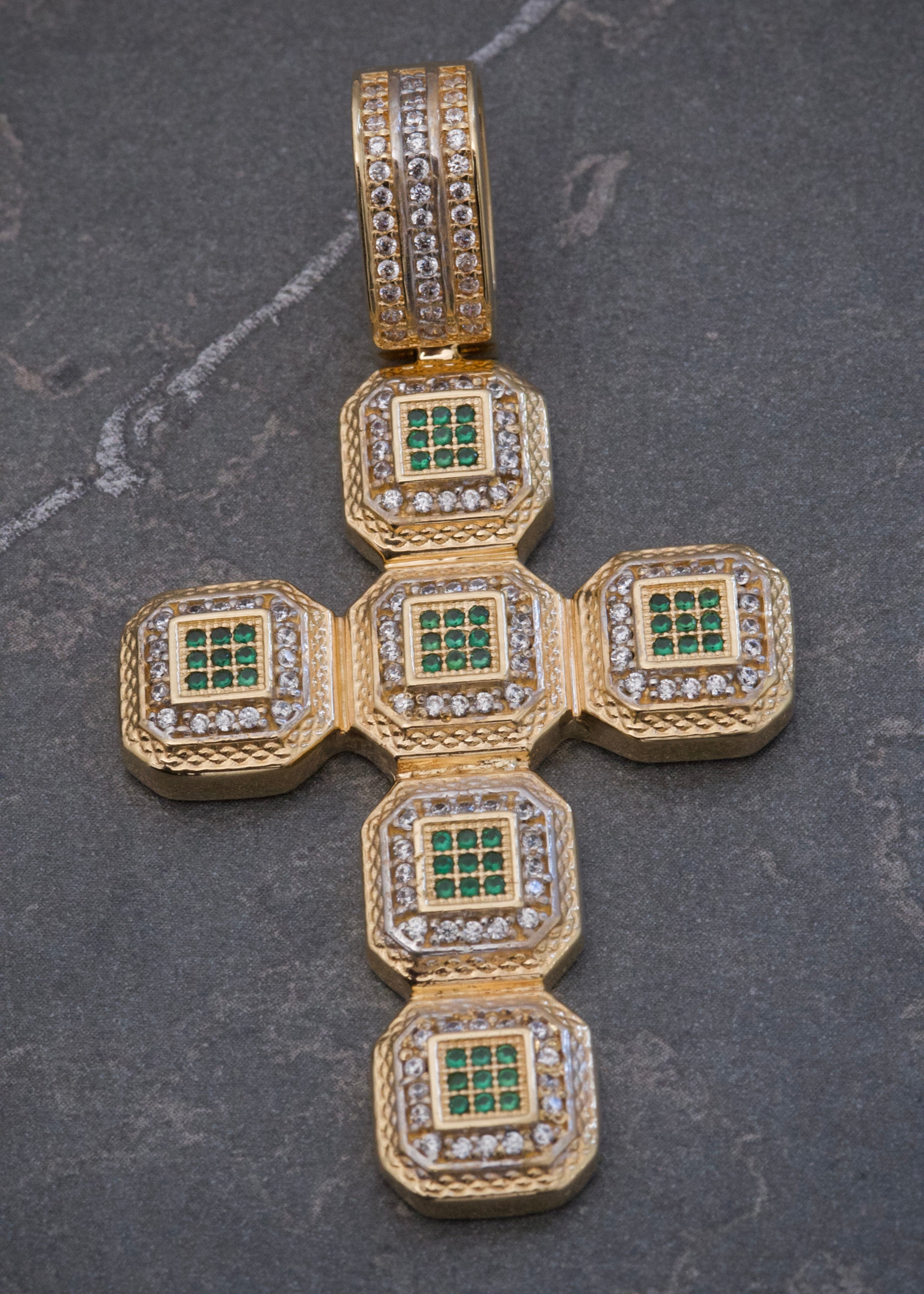 Dije Cruz con Swarovski Verde y Blanco 14.65gr / 6cm / 32.5mm — Oro Amarillo