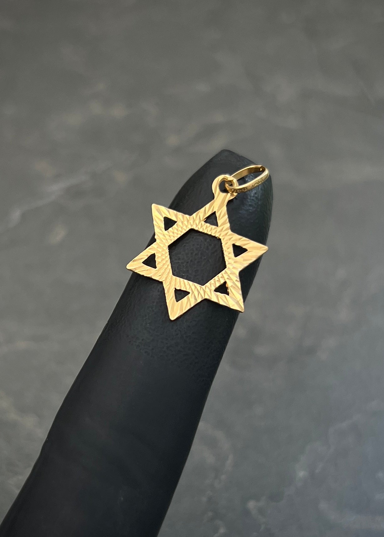 Dije Estrella de David Diamantada 0.8gr / 2.5cm / 15.9mm — Oro Amarillo