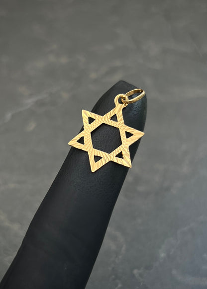 Dije Estrella de David Diamantada 0.8gr / 2.5cm / 15.9mm — Oro Amarillo