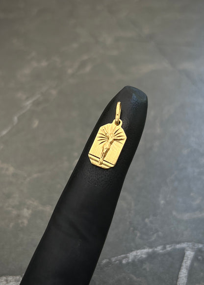 Dije Cristo Diamantado 1.25gr / 2cm / 8.5mm — Oro Amarillo
