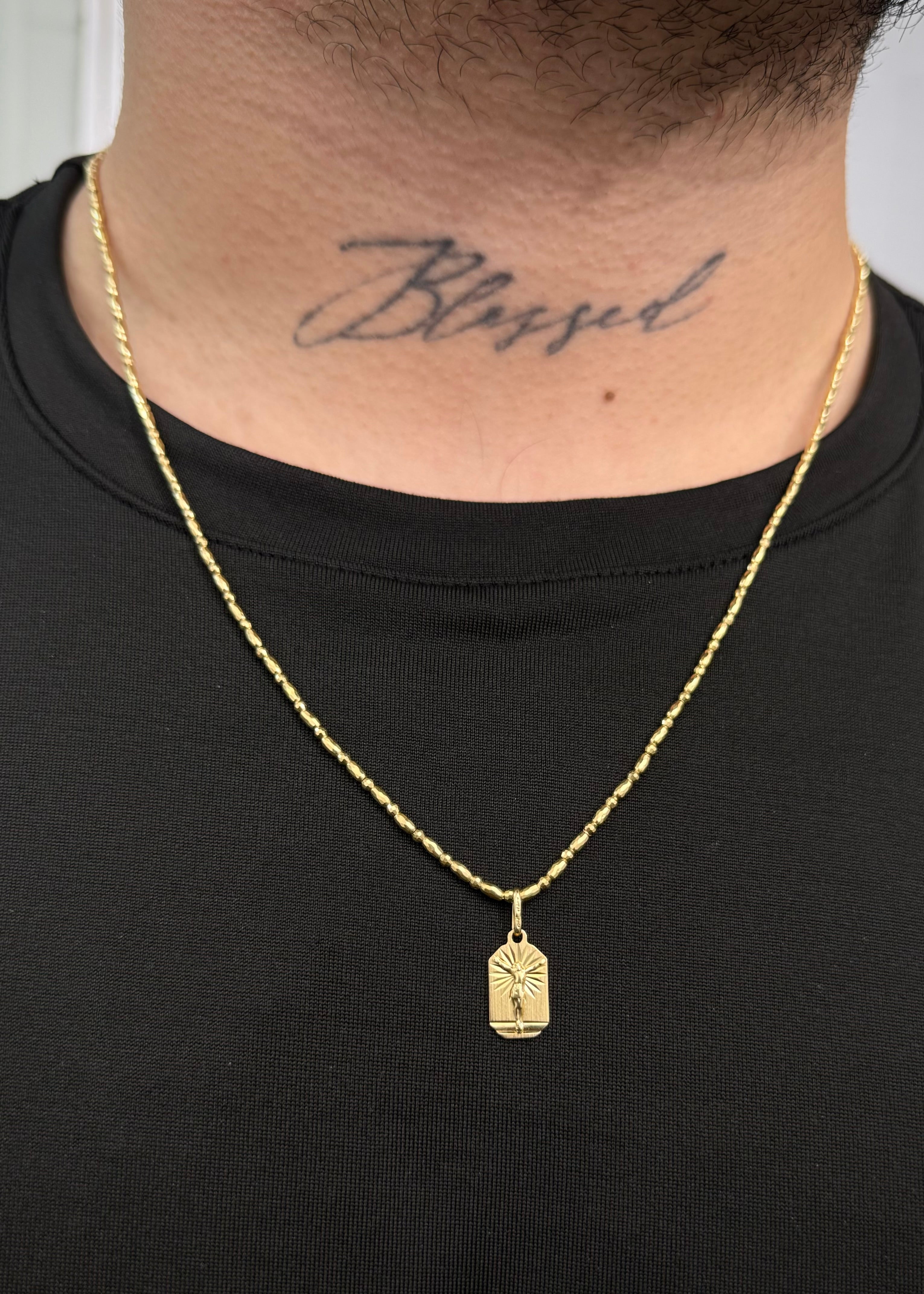 Dije Cristo Diamantado 1.25gr / 2cm / 8.5mm — Oro Amarillo