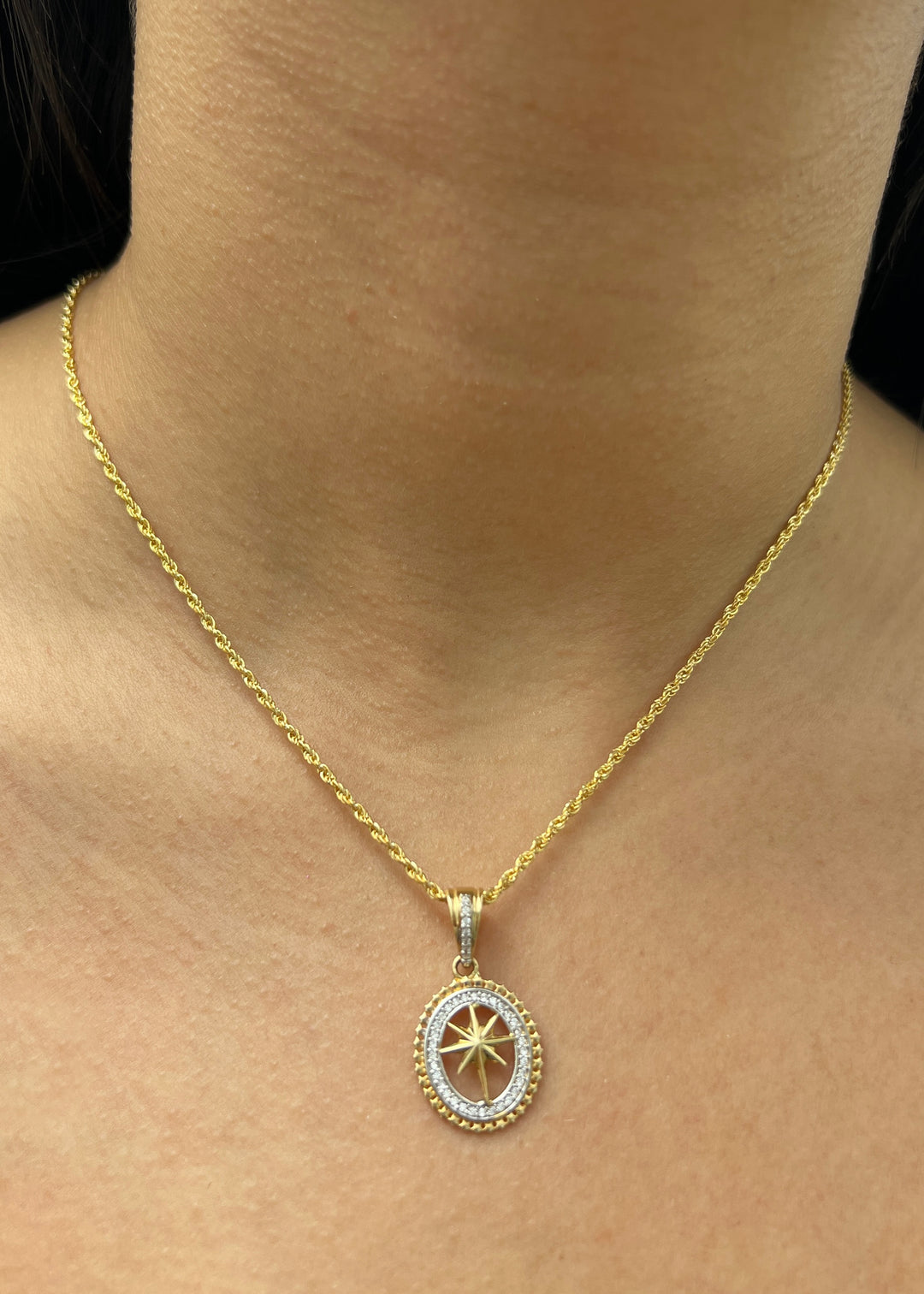 Dije con Swarovski Blanco 2.65gr / 2.7cm / 15mm — Oro Amarillo