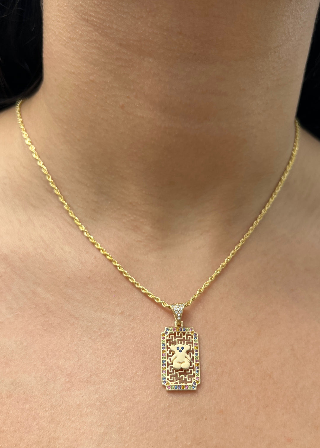 Dije Oso Th con Swarovski Multicolor 3gr / 3cm / 13mm — Oro Amarillo
