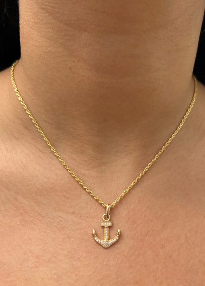Dije Ancla con Swarovski Blanco 1.55gr / 2.2cm / 14mm — Oro Amarillo