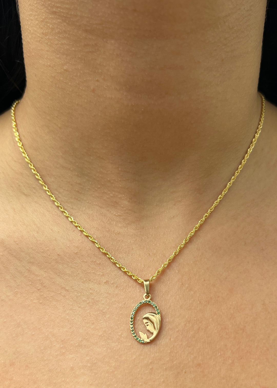 Dije Virgen Maria con Swarovski Verde 1.05gr / 2.4cm / 12mm — Oro Amarillo