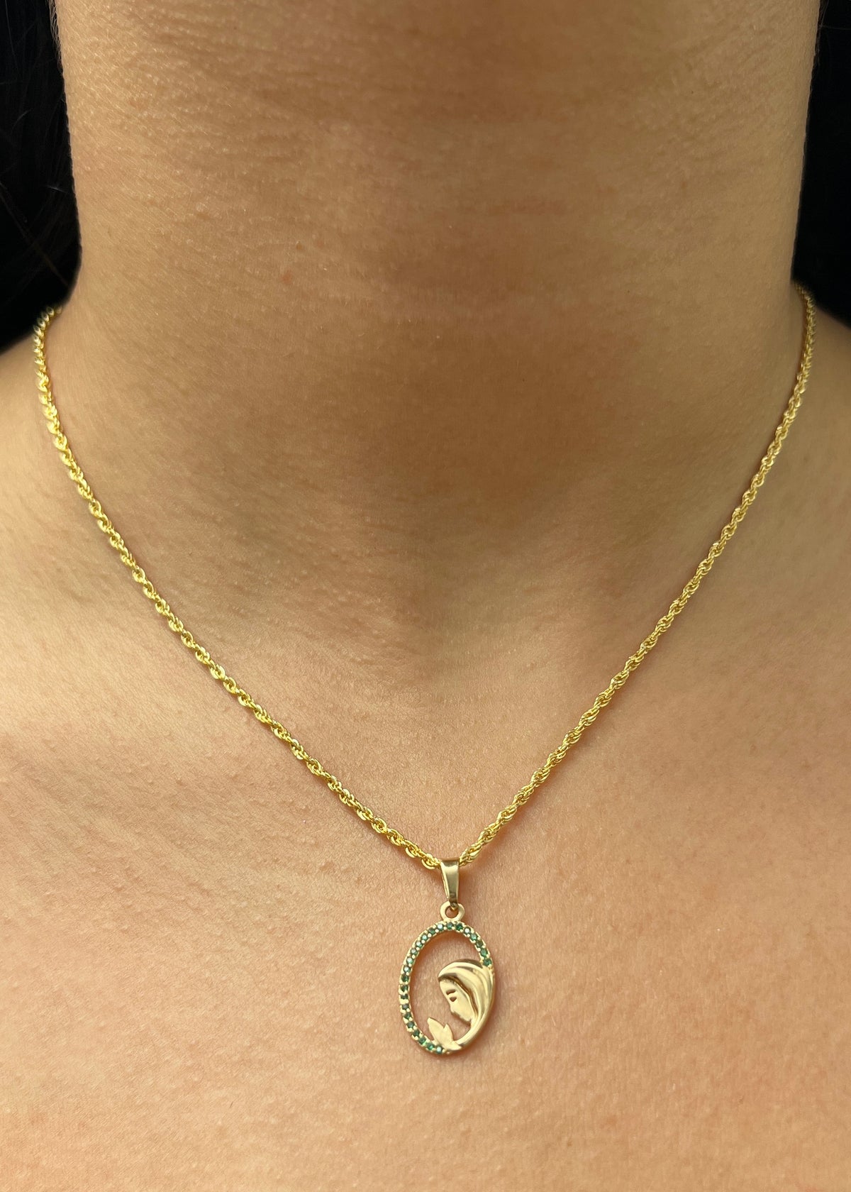 Dije Virgen Maria con Swarovski Verde 1.05gr / 2.4cm / 12mm — Oro Amarillo