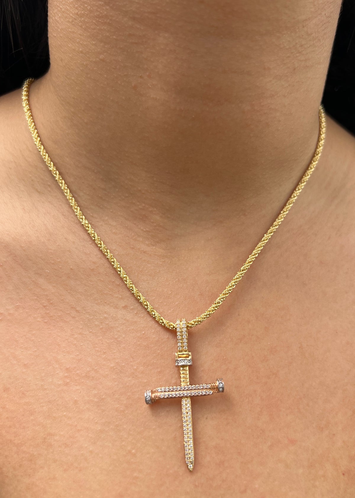 Dije Cruz Clavo con Swarovski Blanco 4.2gr / 4.7cm / 25mm — Dos Oros