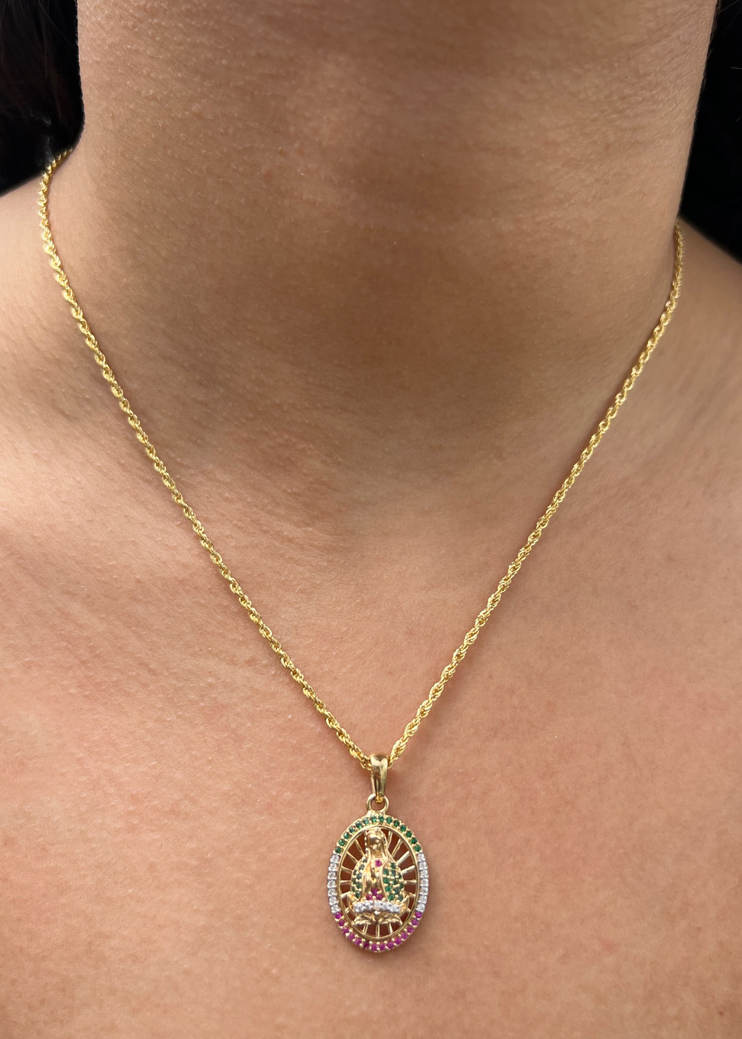 Dije Virgen de Guadalupe con Swarovski 3.85gr / 2.7cm / 15mm — Oro Amarillo