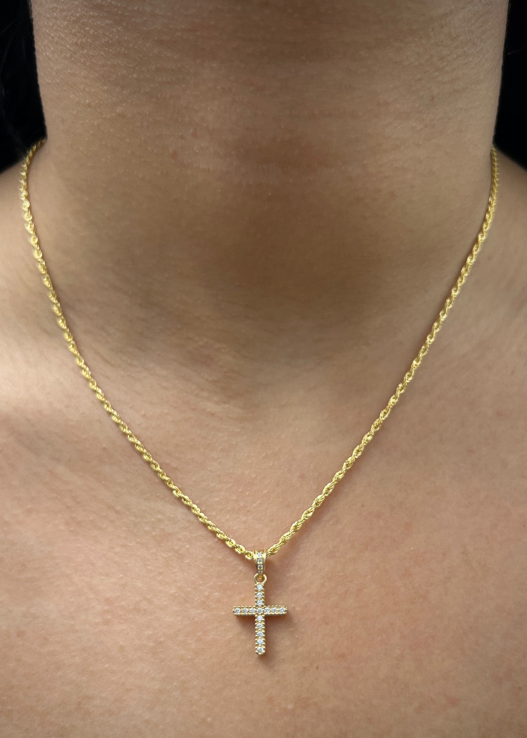 Dije Cruz con Swarovski 1.3gr / 2.1cm / 11mm — Oro Amarillo