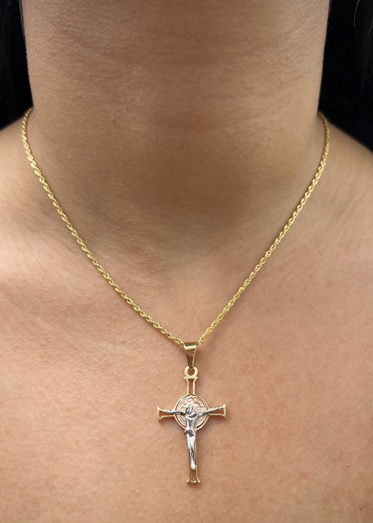Dije Cruz con Cristo 2.85gr / 4.2cm / 21mm — Tres Oros
