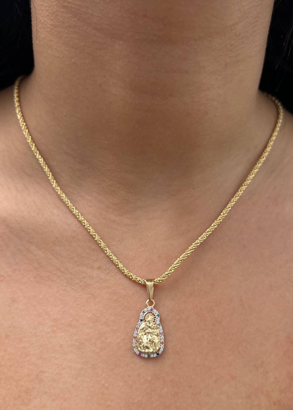 Dije Virgen del Carmen con Swarovski Multicolor 2.45gr / 3.1cm / 12mm — Oro Amarillo