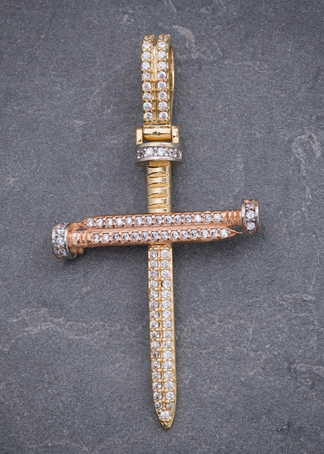 Dije Cruz Clavo con Swarovski Blanco 4.2gr / 4.7cm / 25mm — Dos Oros