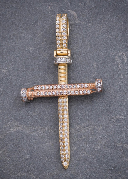 Dije Cruz Clavo con Swarovski Blanco 4.2gr / 4.7cm / 25mm — Dos Oros