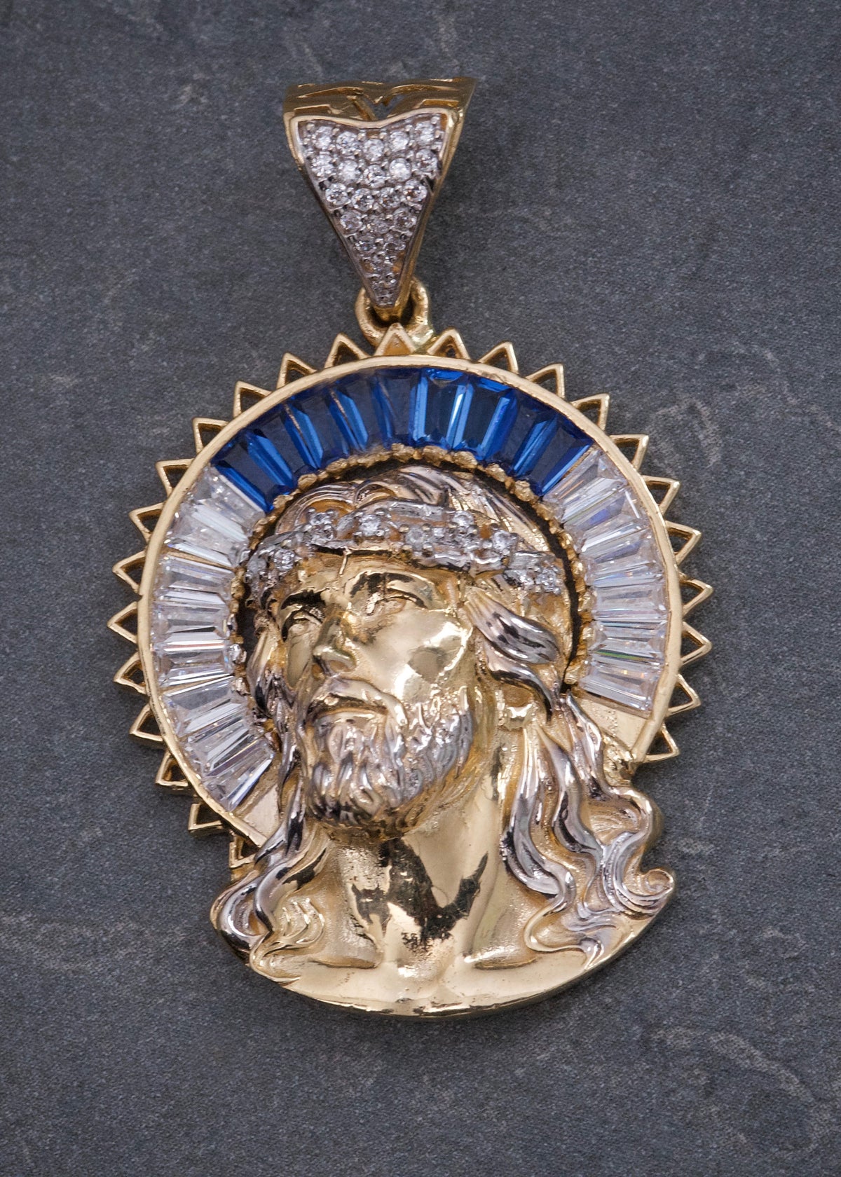 Dije Rostro de Jesus con Swarovski Azul y Blanco 8.7gr / 4.2cm / 27mm — Oro Amarillo
