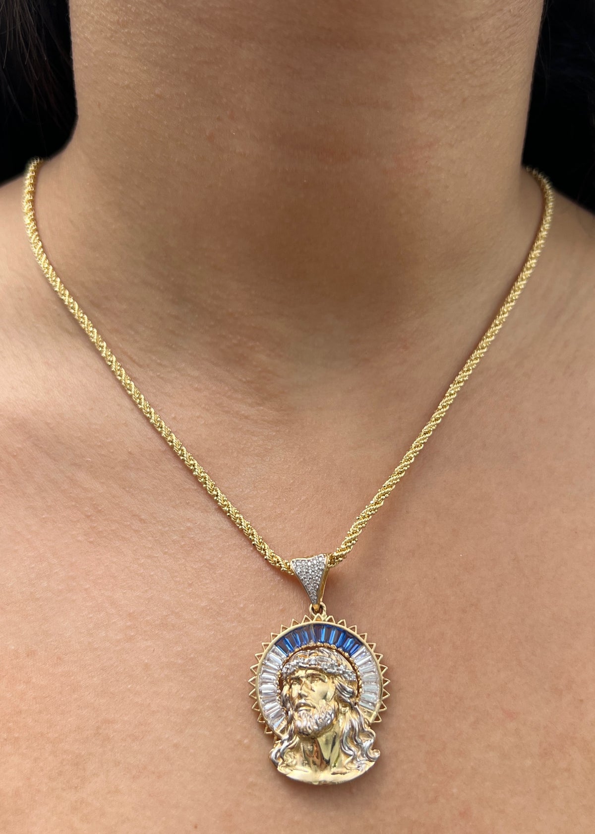 Dije Rostro de Jesus con Swarovski Azul y Blanco 8.7gr / 4.2cm / 27mm — Oro Amarillo