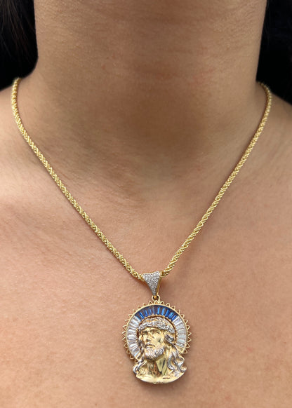 Dije Rostro de Jesus con Swarovski Azul y Blanco 8.7gr / 4.2cm / 27mm — Oro Amarillo
