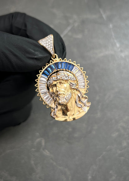 Dije Rostro de Jesus con Swarovski Azul y Blanco 8.7gr / 4.2cm / 27mm — Oro Amarillo