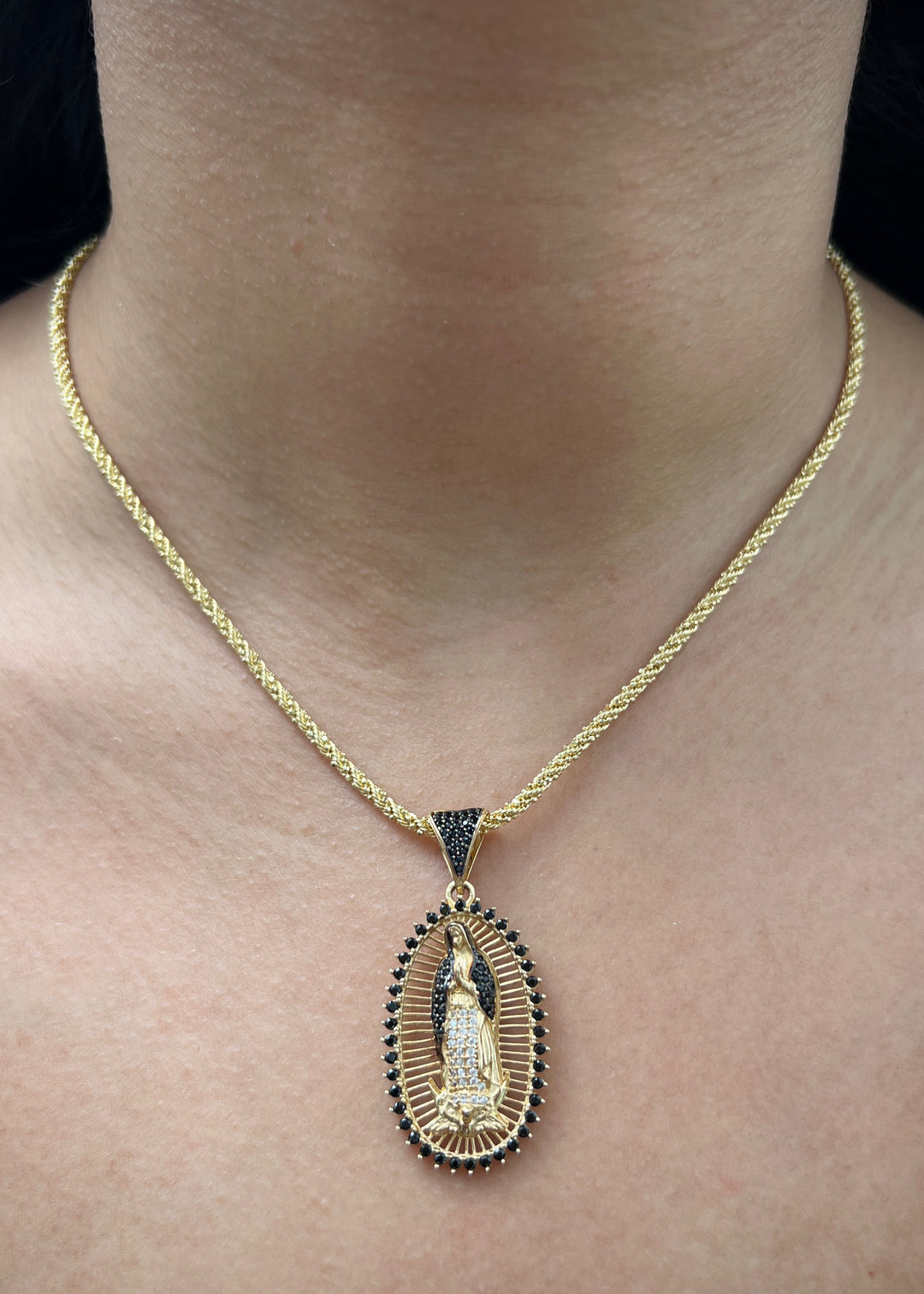 Dije Virgen de Guadalupe con Swarovski Negro 7.35gr / 4.5cm / 21mm — Oro Amarillo