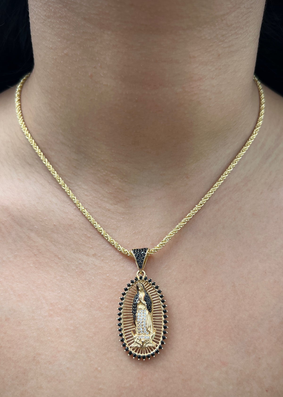 Dije Virgen de Guadalupe con Swarovski Negro 7.35gr / 4.5cm / 21mm — Oro Amarillo