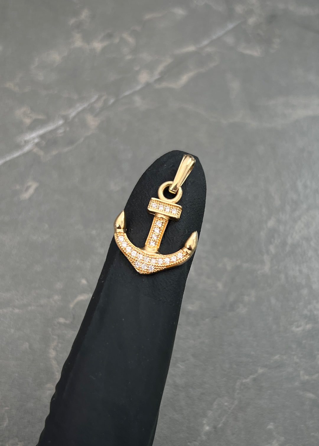Dije Ancla con Swarovski Blanco 1.55gr / 2.2cm / 14mm — Oro Amarillo